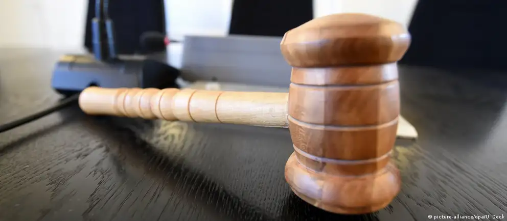 Советский районный суд Воронежа приговорил 24‑летнего Романа Мальцева к году исправительных работ за фотографию, на которой следствие усмотрело символику несуществующего движения; дело основано на рапорте сотрудника областного центра по противодействию экстремизму.