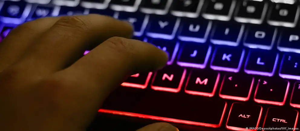 Минцифры готовит меры, предполагающие приравнивать использование VPN к зарубежному трафику и взимать за него плату — в первую очередь в мобильных сетях.