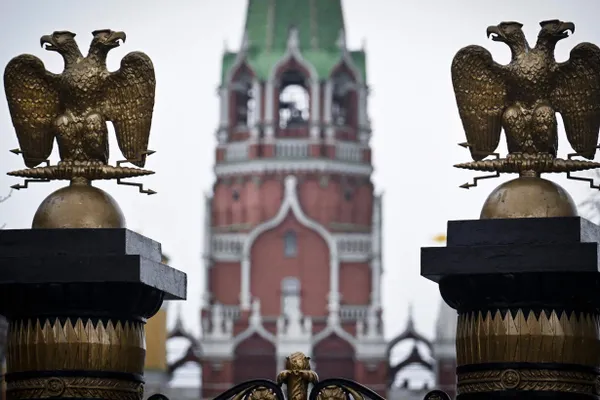 На ряде релизов в российских стримингах появились предупреждения, что в фильмах были удалены или скрыты фрагменты в соответствии с действующим законодательством. Платформы утверждают, что изменения делает правообладатель; эксперты отмечают риск роста поиска пиратских полных версий.