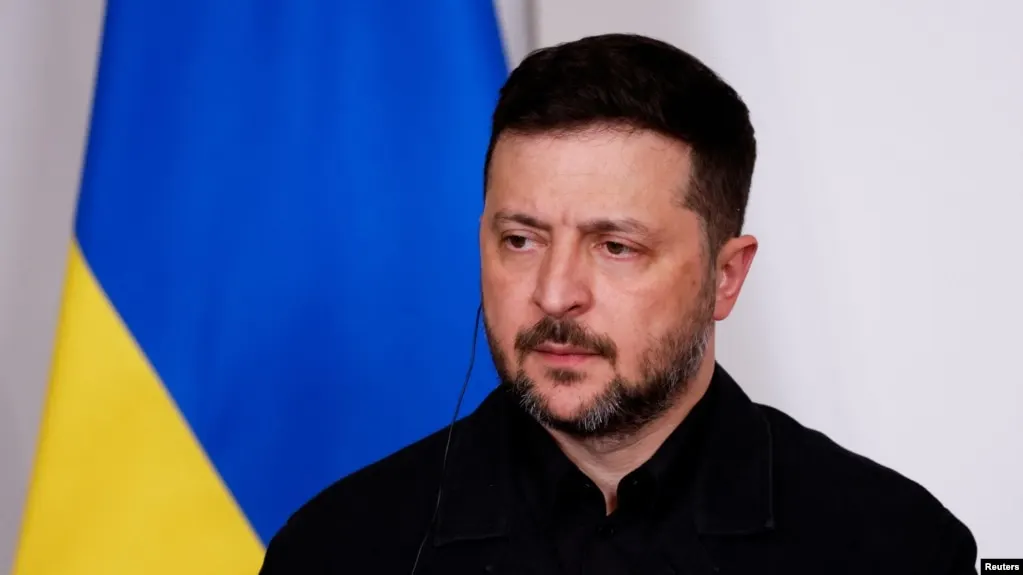 Президент Украины считает, что краткое прекращение огня на период празднования Дня Победы может использоваться для обеспечения парада в России, тогда как Киев поддерживает лишь те инициативы, которые реально защищают гражданских и способствуют обмену пленными.