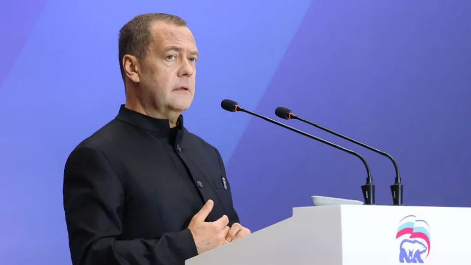 Зампред Совбеза Дмитрий Медведев предупредил о реальной возможности ядерного апокалипсиса и призвал быть к этому готовыми. 5 февраля 2026 года истёк договор СНВ‑III — США не продлили соглашение, и теперь стороны обсуждают судьбу ограничений ядерных арсеналов.