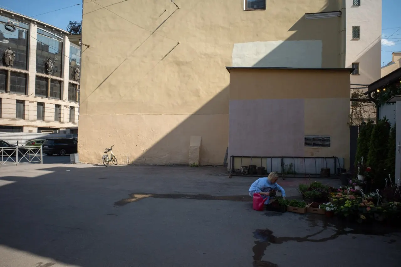 Краткий обзор: в Петербурге отменили фестиваль, объявлены планы по благоустройству сквера и оформлены новые топонимы; по стране и в мире — законопроекты об ответственности за действия за рубежом, удары в зоне конфликта, падение дрона в Латвии и внесение книги в реестр экстремистских материалов.