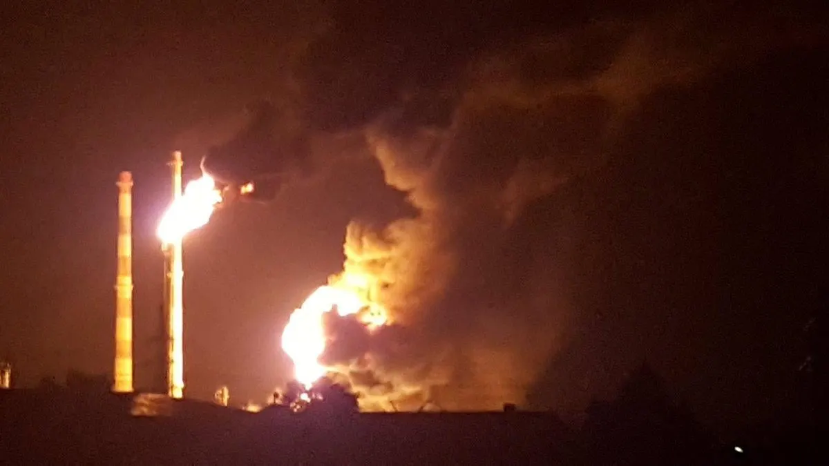 После атаки беспилотников на НПЗ NORSI была остановлена установка первичной переработки CDU‑6; это значительно сократит мощности завода. Ряд ключевых НПЗ в центральной России временно сократил работу, в одном из эпизодов есть погибшие и пострадавшие.