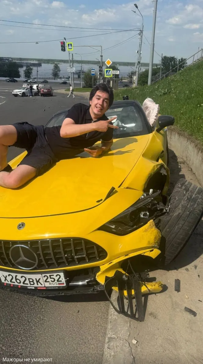 21-летний Сергей Корнилов разбил кабриолет Mercedes-Benz SL на Похвалинском съезде, опубликовал ролики из соцсетей и в адрес комментаторов позволил себе оскорбления; по его словам, никто серьёзно не пострадал.