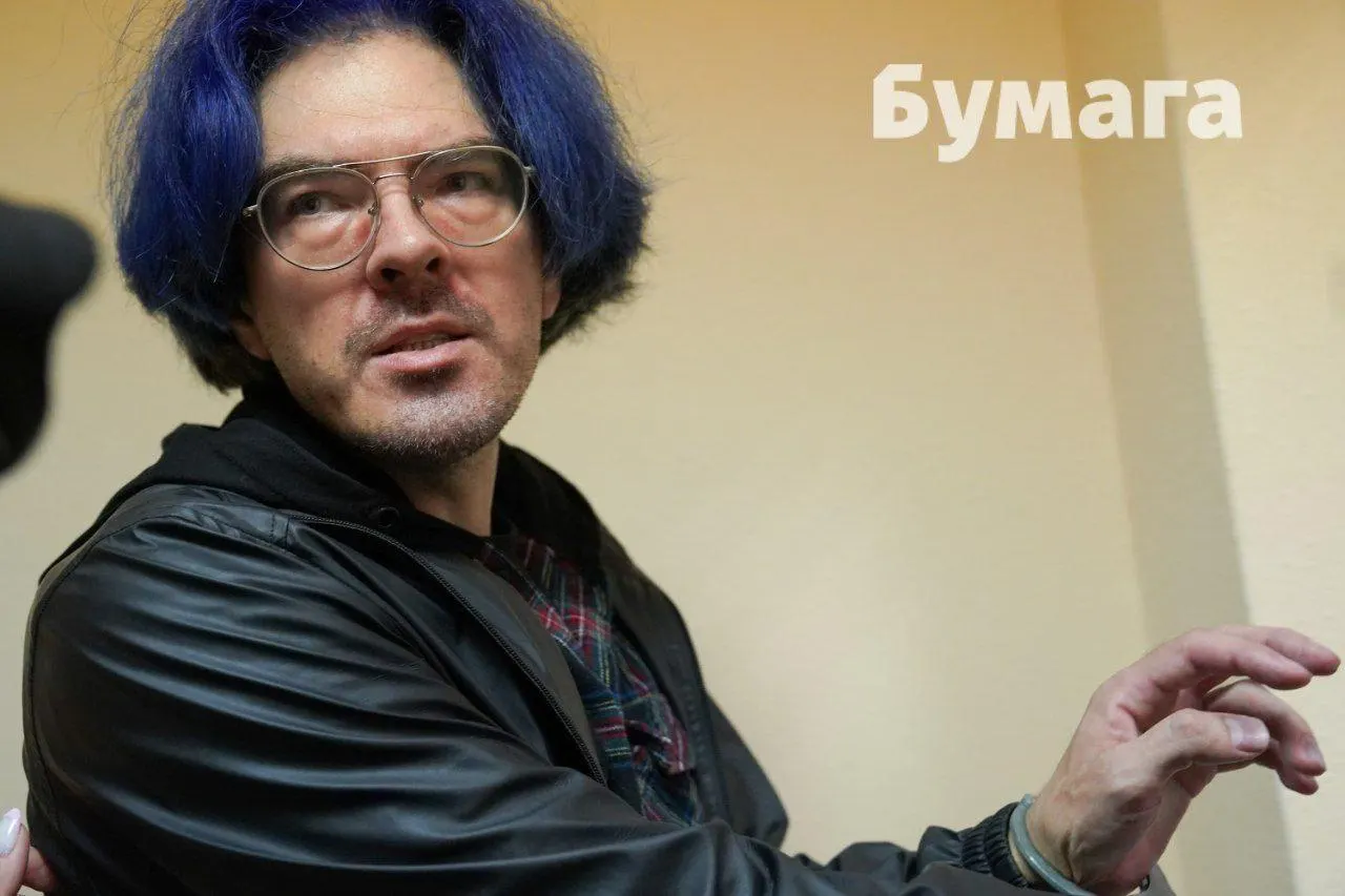 В Санкт‑Петербурге суд поручил провести портретную экспертизу и габитоскопию, чтобы установить, на сколько лет выглядела потерпевшая на фото и видео. Ранее биологическая экспертиза оценила её возраст в 15–17 лет.