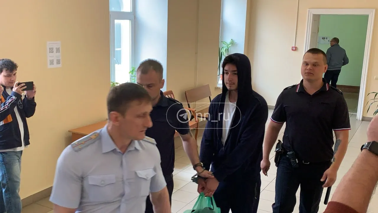 Ему сегодня изберут меру пресечения по обвинениям в хулиганстве и в действиях, угрожающих безопасной эксплуатации транспортных средств; следователь ходатайствует о домашнем аресте.