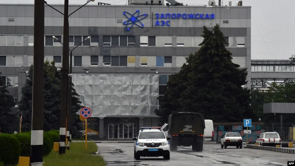 Эксперты Международного агентства по атомной энергии прибыли на Запорожскую АЭС для инспекции места удара по энергоблоку №6. Стороны по-разному оценивают причину и последствия инцидента.