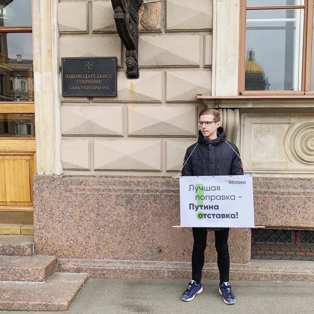 Вадима Ваганова объявили в федеральный розыск. Точная уголовная статья пока неизвестна. Ранее Минюст внёс его в реестр «иностранных агентов», а в апреле 2025 года назвал участником «Международного движения ЛГБТ». На него также наложены несколько административных штрафов.