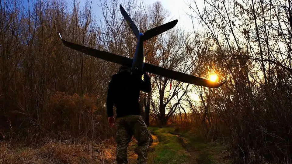 Рост производства беспилотников и совершенствование технологий позволили украинским силам значительно активизировать удары по российским системам ПВО, радарным пунктам и промышленным объектам, в том числе на удалении до сотен километров от фронта. Это ослабляет как боеспособность на передовой, так и защиту тыла.