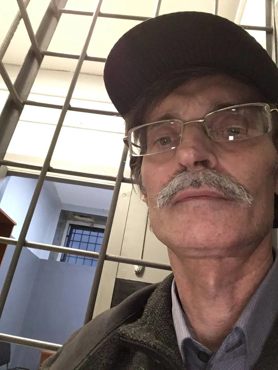 Петрозаводский суд оштрафовал Дмитрия Рыбакова по статье о «демонстрации экстремистской символики» — штраф и связанная санкция могут помешать ему участвовать в осенних выборах. На фоне этого по всей стране участились задержания и штрафы в отношении членов партии.