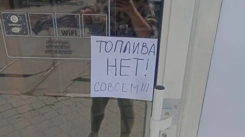 С 31 мая в Крыму вводят талоны на бензин АИ‑95 и ограничение на продажу АИ‑92 до 20 литров на одно транспортное средство. Ограничения связаны с перебоями в снабжении после ударов по НПЗ и нарушений наземной логистики; власти обещают нормализовать ситуацию в течение месяца.