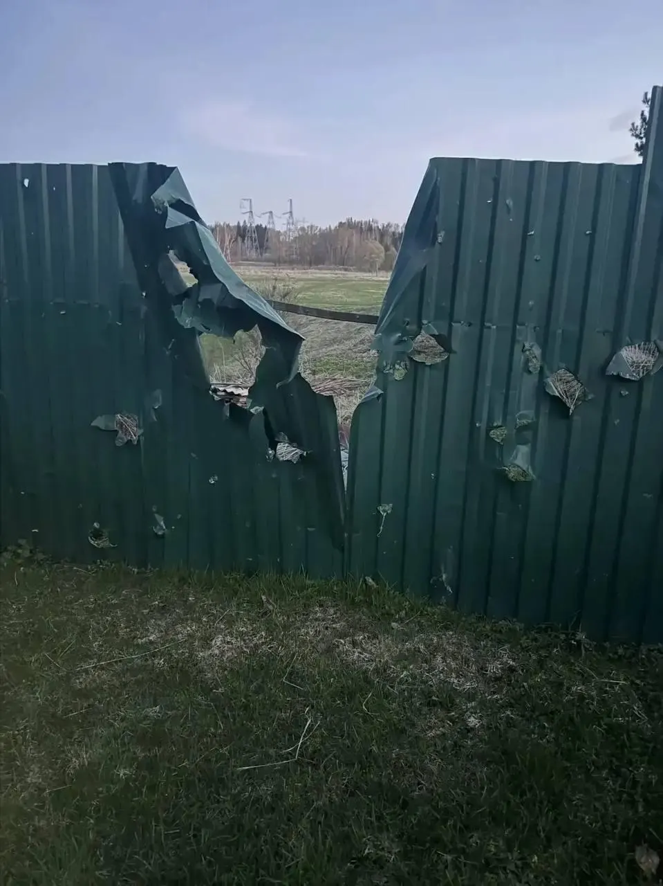 В результате ударов БПЛА в Подмосковье погиб 77‑летний мужчина. В Ленинградской области и других регионах сообщили о десятках сбитых дронов, в Приморске ликвидировали возгорание в порту. Минобороны сообщает о более чем 330 сбитых БПЛА.