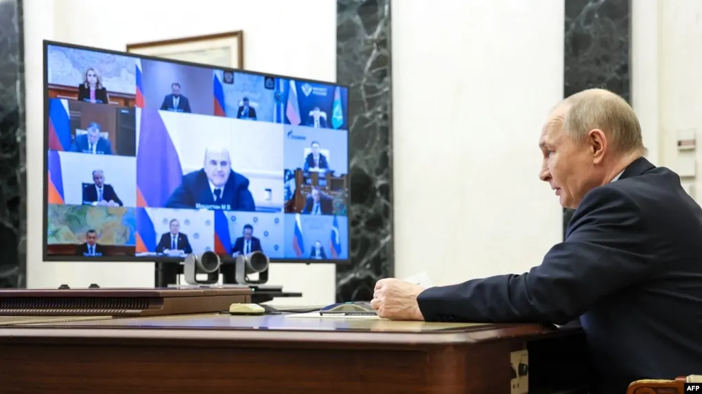 В опубликованном документе, приписываемом разведке одной европейской страны, утверждается, что в Кремле и у президента растёт обеспокоенность возможным заговором и попыткой государственного переворота, в том числе с использованием беспилотников.