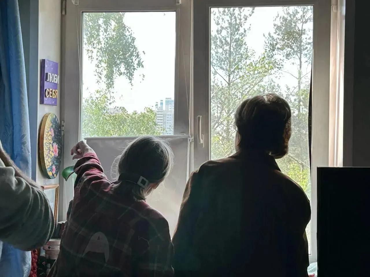 Ночью по Московской области были зафиксированы прилёты беспилотников: в Химках один БПЛА врезался в частный дом — есть погибшая и пострадавшие; также повреждён многоквартирный дом, обломки упали у Шереметьево, за ночь по стране сбили 555 дронов.