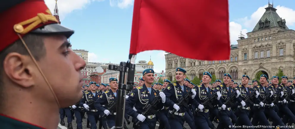 Операторы объявили о возможных ограничениях мобильного интернета и SMS в столице в период подготовки и проведения майских мероприятий. Парад пройдёт в усечённом формате, фиксируются случаи с беспилотниками.