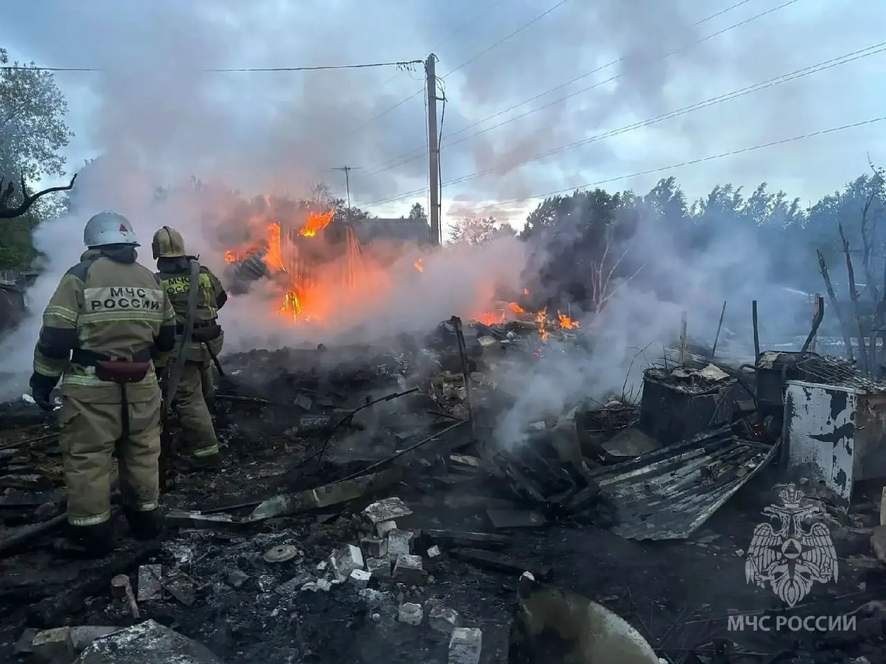 Пожар в СНТ «им. Тимирязева» охватил 111 м². При разборе завалов обнаружили тела женщин 76 и 37 лет. Предварительная версия — неисправность печи.