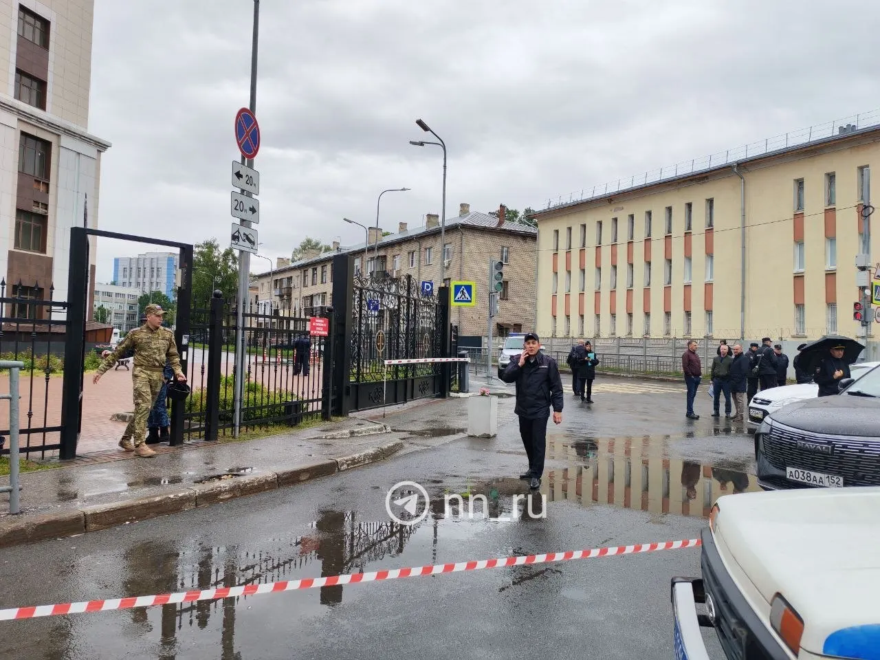 Проход на территорию областного суда перекрыт — у здания дежурят сотрудники полиции и МЧС. Официальных комментариев пока нет.
