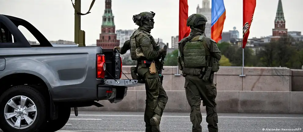 Власти отозвали приглашения зарубежным СМИ на парад в Москве. Торжества пройдут в сокращённом формате без военной техники на фоне угроз и атак беспилотников.