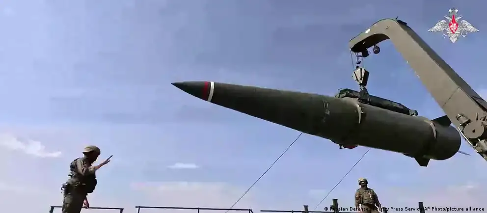 Минобороны объявило о манёврах с участием десятков тысяч военнослужащих, сотен ракетных установок и стратегических подлодок; отдельно отрабатывается совместное с Беларусью применение размещённого там ядерного оружия.