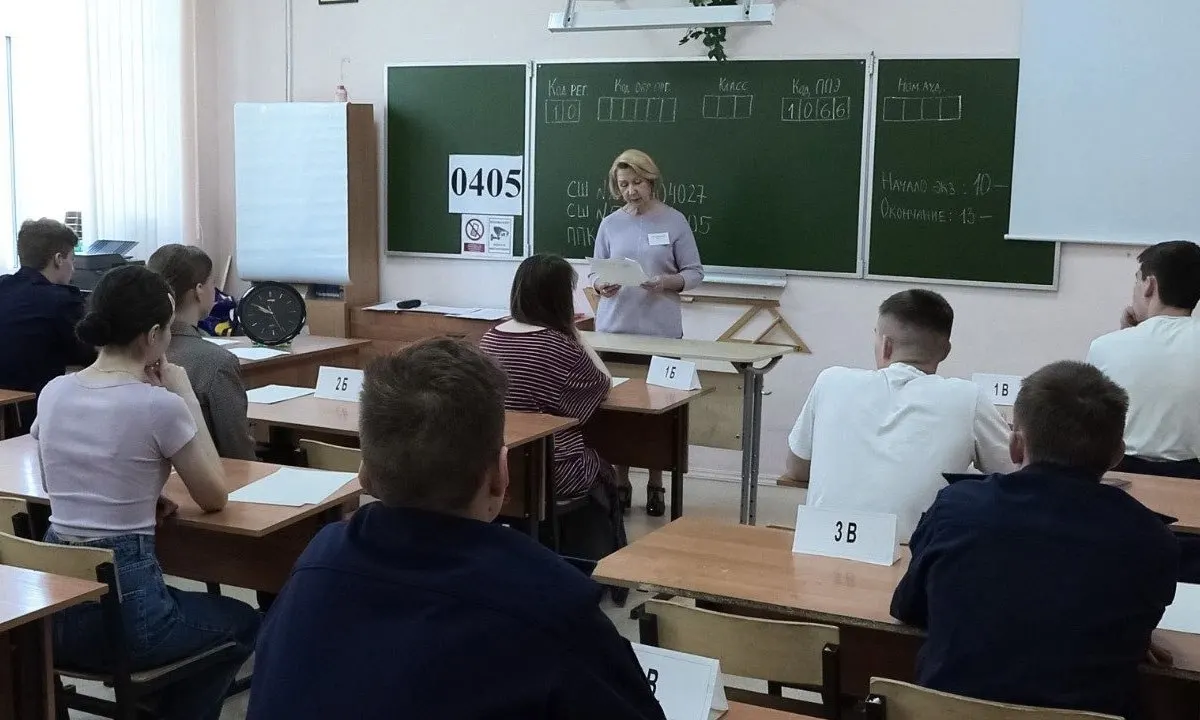 Рособрнадзор в методических рекомендациях напомнил, что организаторы и охрана не вправе прикасаться к участникам ЕГЭ и их вещам; при срабатывании металлоискателя предлагают добровольно выложить предмет.