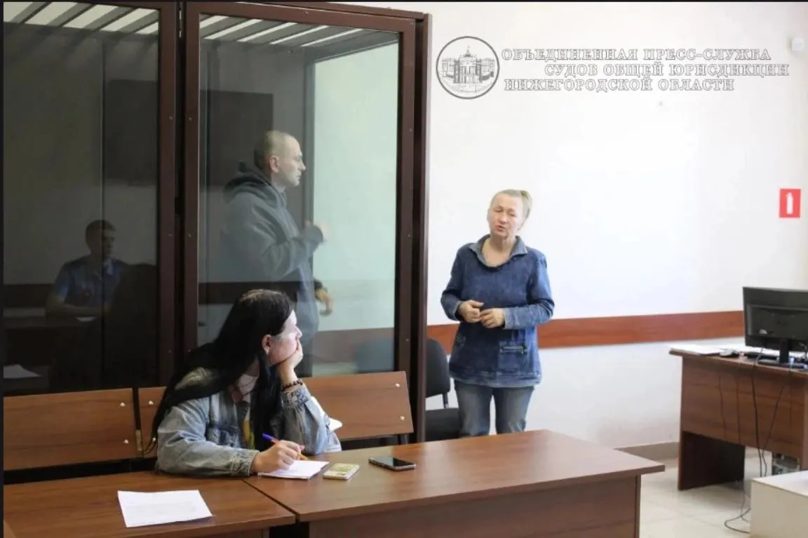 Следствие считает, что 9 апреля на лестничной площадке дома на улице Строкина мужчину избили до смерти; шестерых подозреваемых заключили под стражу, в суде был сурдопереводчик.
