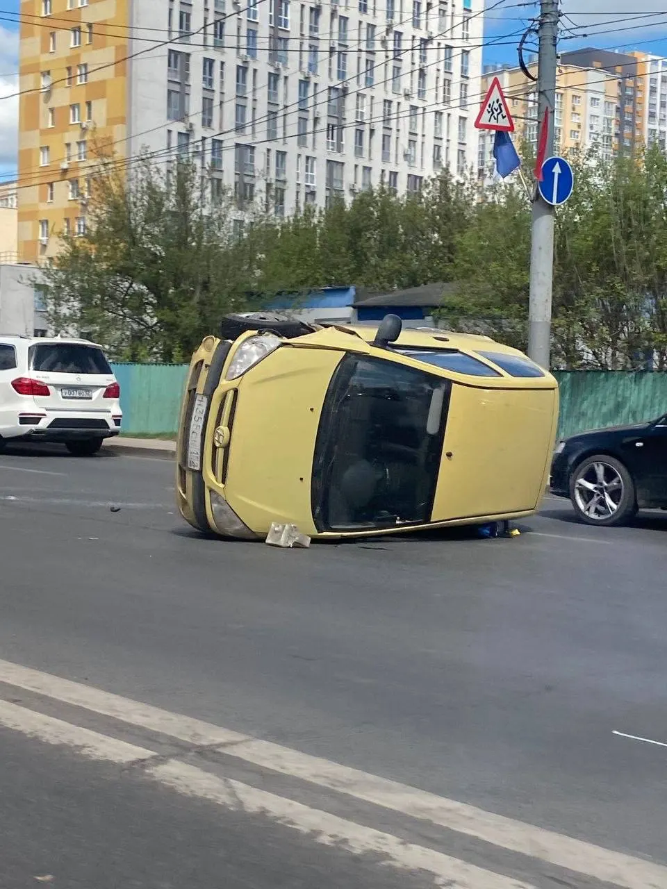 Автомобиль опрокинулся у остановки «Дарьино» на ул. Коминтерна. Из салона выпало детское кресло, информация о пострадавших уточняется; на участке затруднено движение.