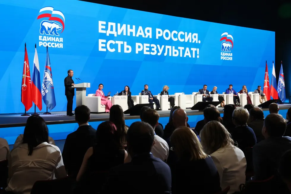 Администрация президента рекомендовала государственным и лояльным изданиям избегать слова «запрет» в заголовках и смещать акцент на «позитивные» инициативы единороссов — чтобы снизить негативный фон перед сентябрьскими выборами.
