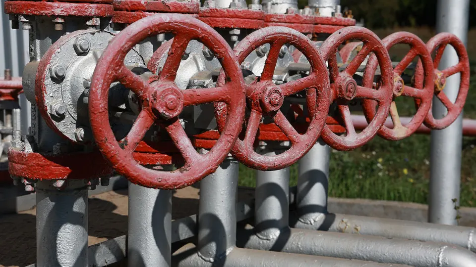 По данным МЭА, в апреле производство нефти сократилось до 8,83 млн барр./сут. из‑за повреждений экспортной инфраструктуры и НПЗ; экспорт нефтепродуктов опустился до рекордно низкого уровня, что усиливает дефицит бюджета.