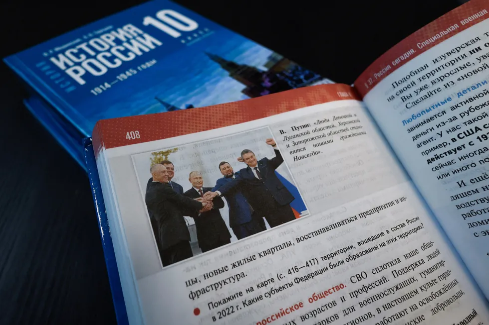 В 2025 году в школы поступила линейка учебников по истории для 6–9 классов. В них прошлое подаётся через политически выгодную призму: современные государственные проекты вплетаются в древность, неудобные факты опускаются, а противники истории описываются однобоко.