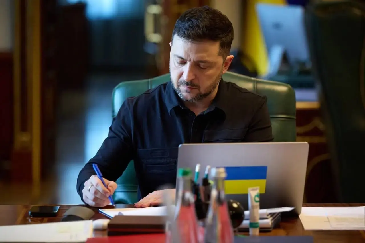 Президент Украины объявил о начале режима тишины с 00:00 в ночь на 6 мая и заявил, что Киев не получал от Москвы официального предложения о перемирии на 8–9 мая.