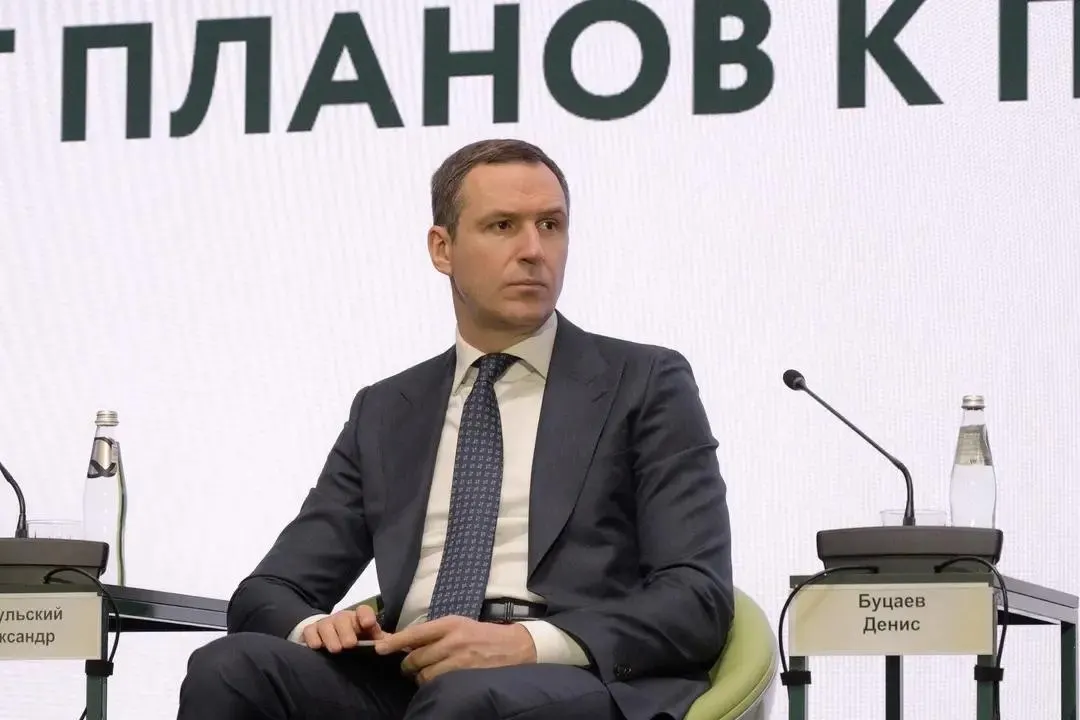 Буцаева разыскивают по делу о хищении средств Российского экологического оператора. По данным следствия, он может находиться в США; мусорная реформа, которую он курировал, признана проваленной.