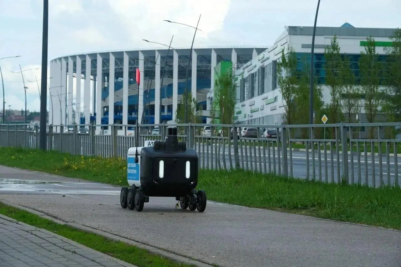 Роботы‑курьеры четвёртого поколения с сегодняшнего дня развозят заказы в нескольких районах Нижнего Новгорода: они распознают светофоры, дорожные знаки и реагируют на препятствия.