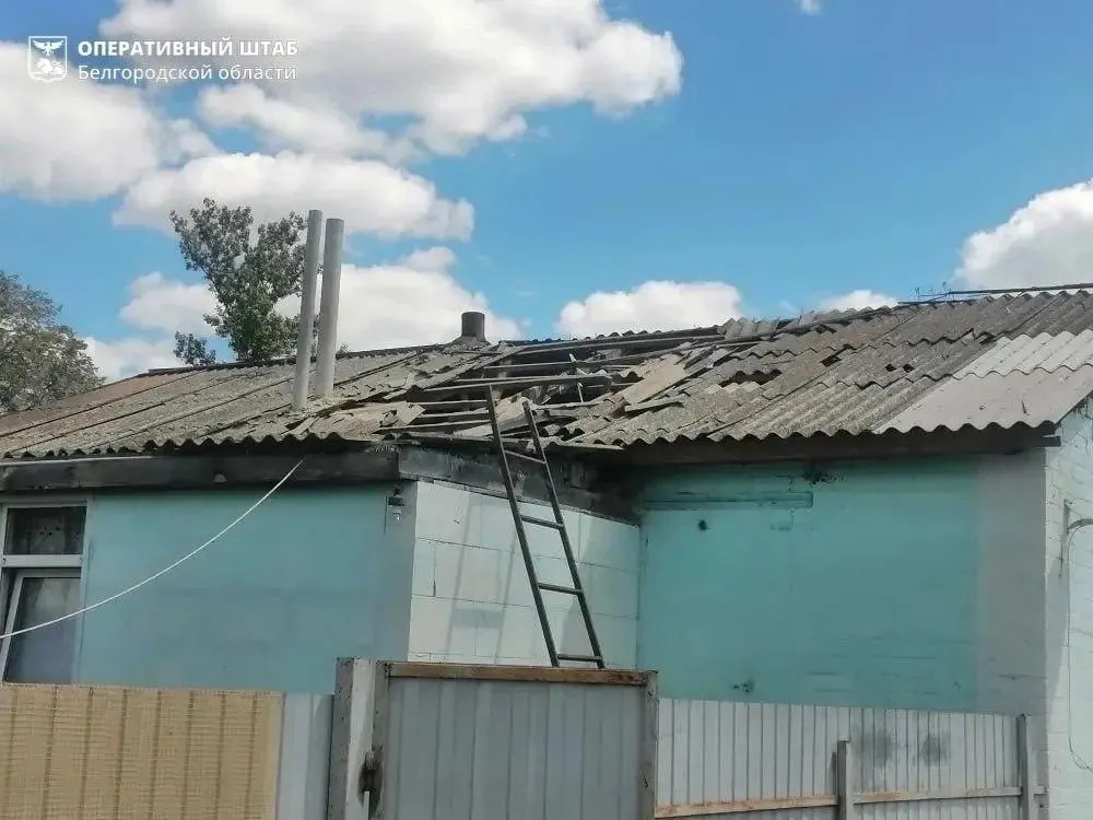 По данным сообщений, беспилотники нанесли удары в трёх регионах: отмечаются пожары в поезде и жилых домах, проводятся эвакуационные мероприятия. Сведения уточняются.