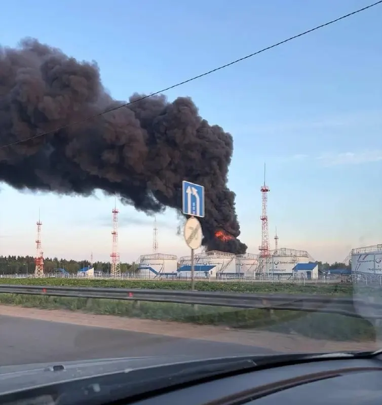 Ночная и утренняя атаки беспилотников по заводу в Капотне, нефтеналивной станции и технопарку в Зеленограде вызвали пожары, разрушения в жилых районах и массовые задержки рейсов.