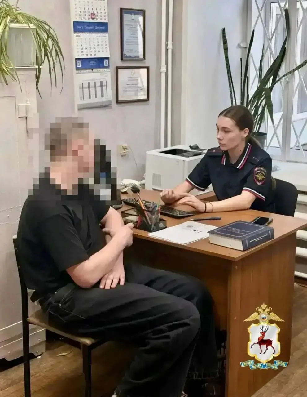 Ночью на улице Рождественской неизвестный в маске ударил прохожего — он упал, ударился головой и был увезён в больницу. Подозреваемый — 17‑летний подросток, на родителей составили протокол; пострадавшего направят на судмедэкспертизу.