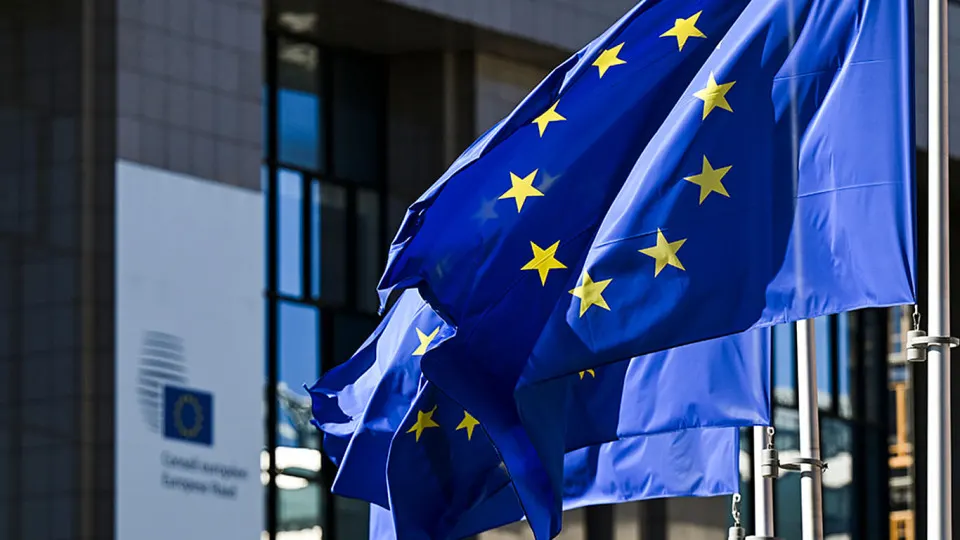 После смены лидера Венгрии в Брюсселе обсудили идею увеличить срок продления санкций с шести месяцев до года и подготовить «мини‑пакет» дополнительных мер, включая санкции против так называемого теневого флота и отдельных элементов военной промышленности.