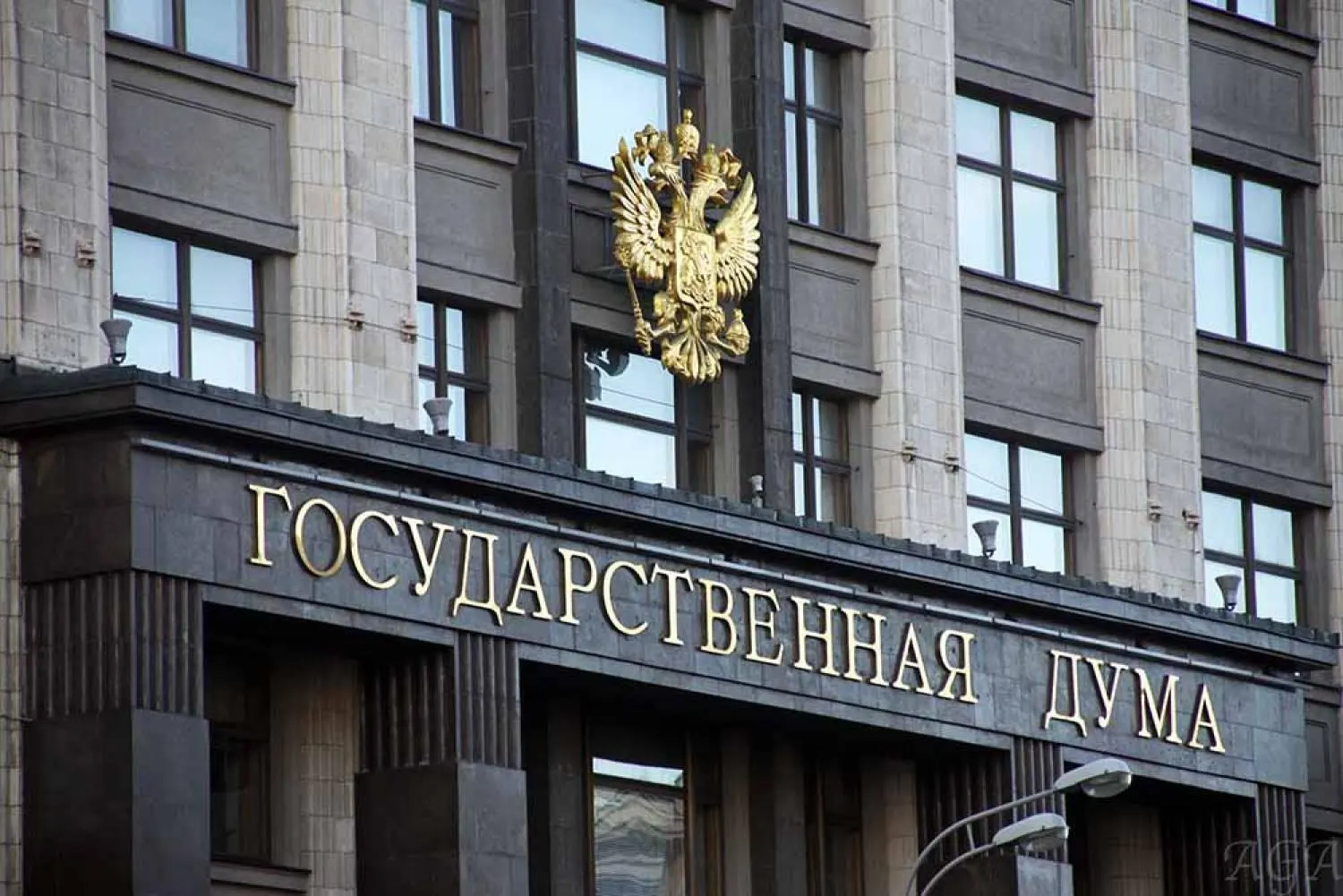 Закон вводит предел — не более 10 лет с момента выбытия имущества из публичной собственности; при выявлении нарушений срок исковой давности будет составлять три года с момента обнаружения. Исключения касаются дел о коррупции, экстремизме и собственности религиозных организаций.