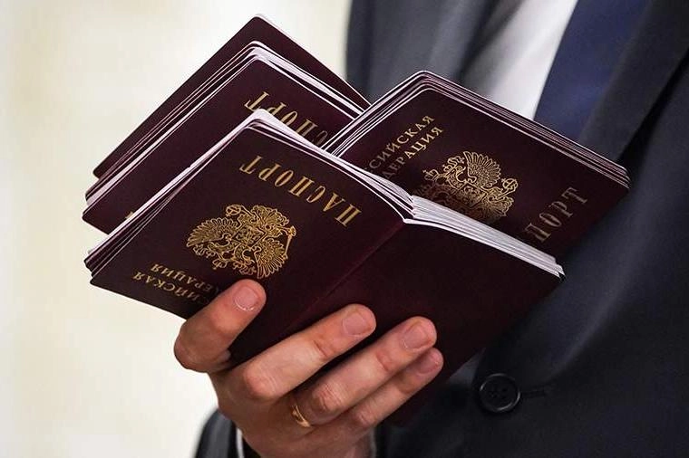 Депутаты от «Единой России» хотят внести поправки ко второму чтению закона о гражданстве, чтобы иностранцы с непогашенной судимостью, якобы привлечённые за поддержку России или спецоперации, могли получить РВП, ВНЖ и российское гражданство.
