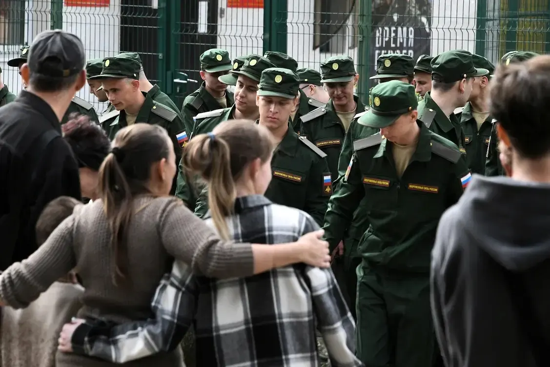 Группа из более 450 гражданских жен погибших военнослужащих подала первый иск в Верховный суд и намерена через суды оспаривать поправки, которые лишают выплаты тех, кто не имел общего ребёнка с погибшим.