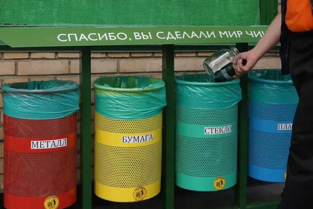 Из‑за падения цен на вторсырье, роста издержек и дефицита кадров многие точки приёма переработки стали нерентабельными. Это угрожает выполнению целей по сортуемости мусора и подрывает доверие населения.
