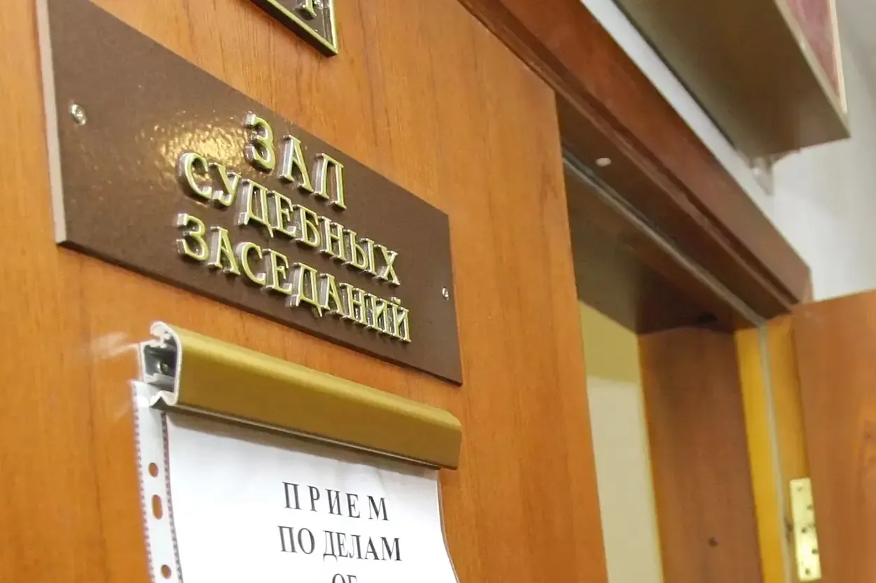 За год суды вынесли сотни приговоров по обвинениям в госизмене и связанным статьям: многие получили длительные сроки, среди подсудимых — молодые люди и подростки; правозащитники считают официальную статистику заниженной.