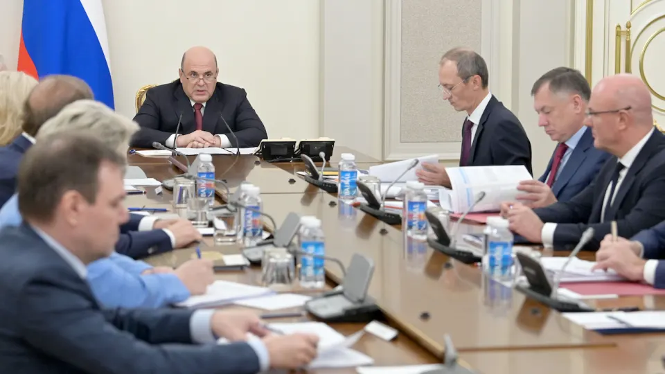 После серии ударов по НПЗ правительство обсуждает расширение запрета на вывоз нефтепродуктов — под вопросом ограничения экспорта дизеля и керосина. Производственные мощности упали примерно на четверть, а сроки возможных ограничений пока не определены.