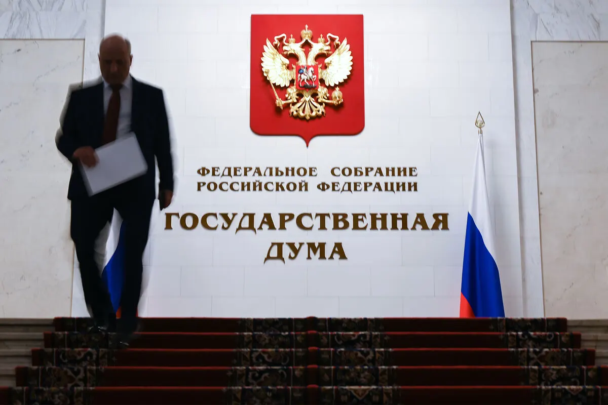 Законопроект, внесённый в 2024 году и прошедший первое чтение в мае 2025 года, предлагает закрытый перечень нарушений, при которых возможно арестование имущества граждан, находящихся за пределами страны.