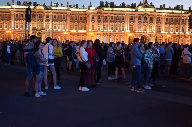 Ночью с 27 на 28 июня в Санкт‑Петербурге состоится масштабное шоу «Алые паруса» для около 66 тысяч выпускников. Параллельно власти утвердили 300 приоритетных образовательных программ и увеличили число бюджетных мест, а в Смоленске пройдут мероприятия Дня молодёжи.