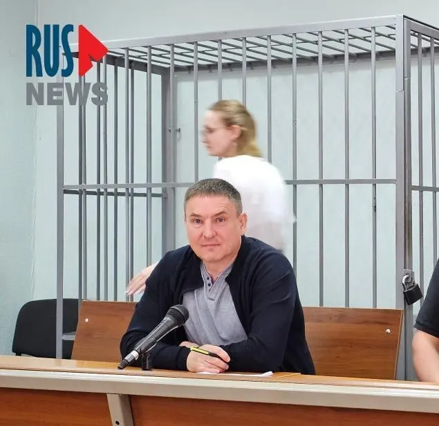 Суд подтвердил практику, при которой задержанным и заключённым дают бумагу и ручку лишь на полтора часа в сутки, из‑за чего подготовка к судебным заседаниям становится фактически невозможной — об этом заявил правозащитник Алексей Соколов, подавший иск к Минюсту.
