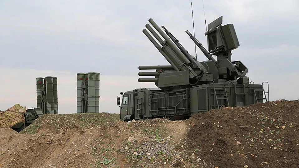 Российские военные используют новую систему радиоэлектронной борьбы, которая по заявлению эксперта может заглушать сигнал спутниковой связи Starlink на площади до 20 квадратных километров; отмечены случаи её обнаружения и уничтожения, а также законодательные меры против импорта оборудования для зарубежных спутниковых сетей.