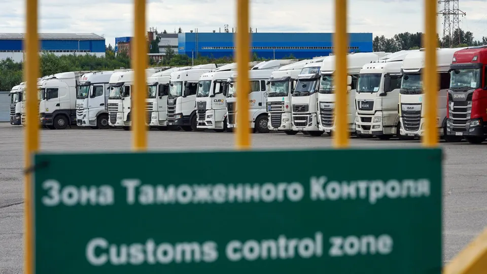 Правительство ввело переходный период для новой системы подтверждения ожидания товаров (СПОТ): обязательные обеспечительные платежи при ввозе временно не требуются, а упрощённый порядок ввоза из стран ЕАЭС продлён до конца августа.