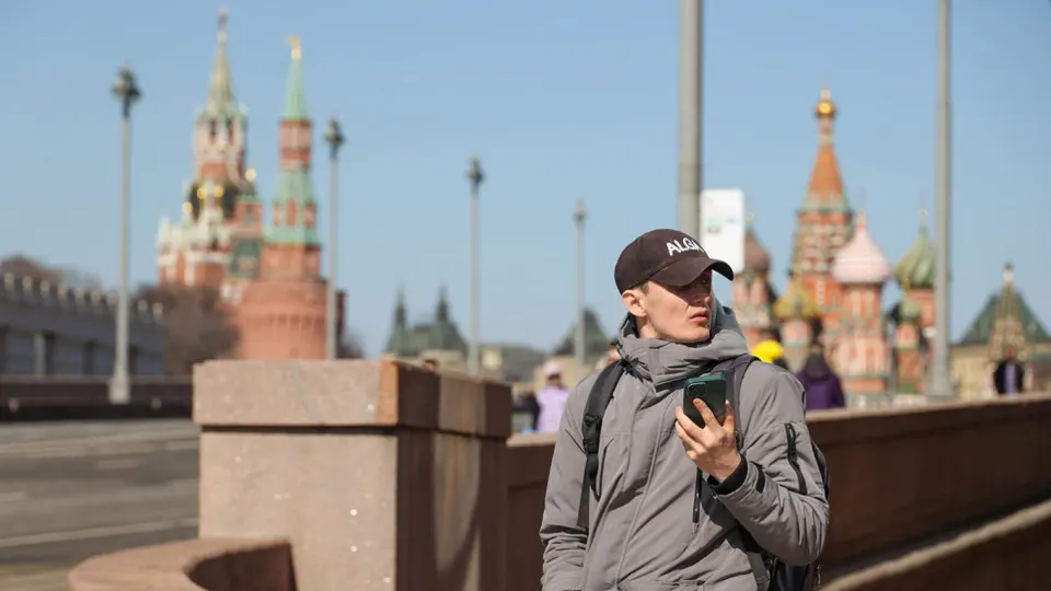 Проект постановления обязывает операторов вносить IMEI‑код устройств в единую систему и блокировать SIM‑карты телефонов, признанных небезопасными или ввезённых с нарушениями; документ планируют ввести в силу с 1 марта 2027 года.