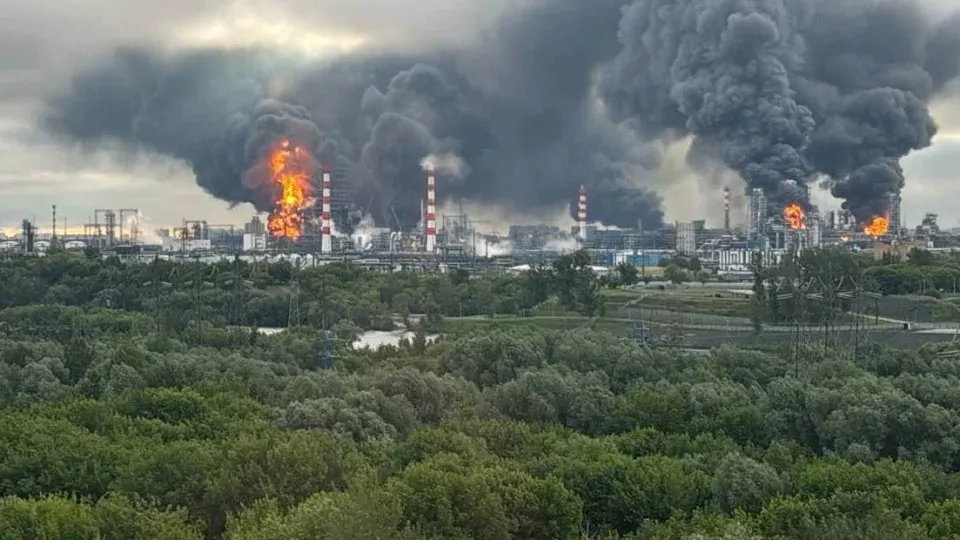 Утром 18 июня массовая атака беспилотников по Москве и регионам: повреждены нефтеперерабатывающий завод, торговые центры и жилые дома, есть погибшие и раненые. Силы ПВО сбили около 180 дронов. Аналитики отмечают существенное сокращение объемов переработки нефти в стране.