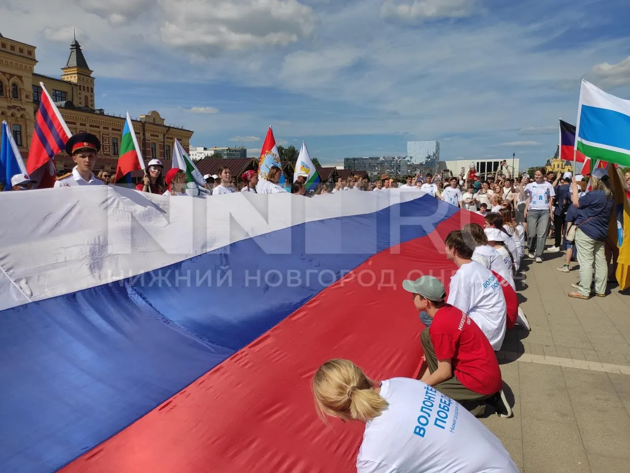 На площадке Нижегородской ярмарки в День России растянули триколор длиной около 100 метров. В празднике приняли участие десятки нижегородцев.